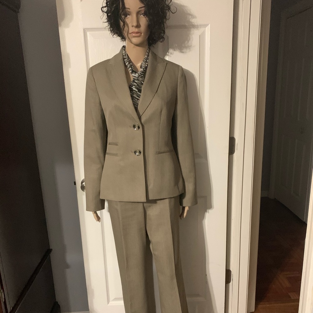 Kasper pant suit with scarf
